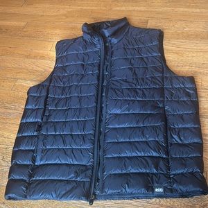 Men’s size large REI puffer vest